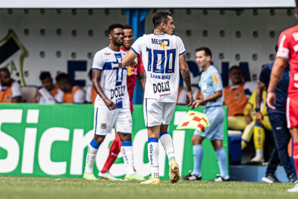 Santos anuncia trio do Água Santa: Meia Gabriel Dias, em jogo do Água Santa contra o Red Bull Bragantino no Paulistão 2023. Bruno Mezenga ao fnudo.
