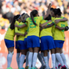 Brasil vence a Alemanha: jogadoras brasileiras comemoram gols, juntas, durante triunfo conquistado contra as alemãs.