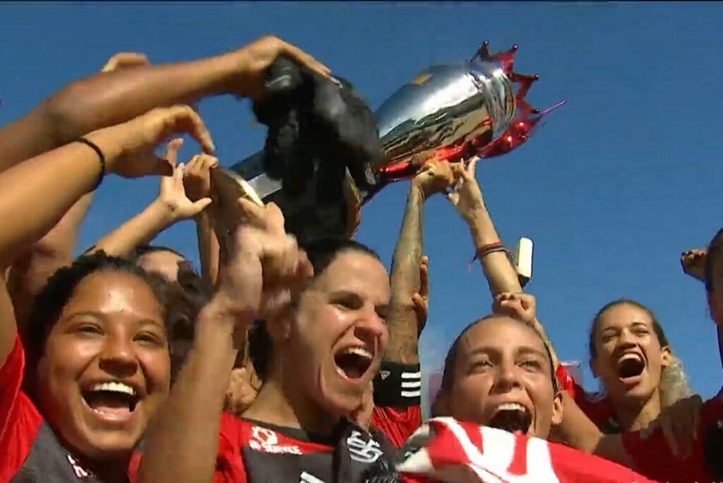 Beach Soccer: Jogadoras do Flamengo levantam taça do Circuito Brasil de Beach Soccer Feminino 2023