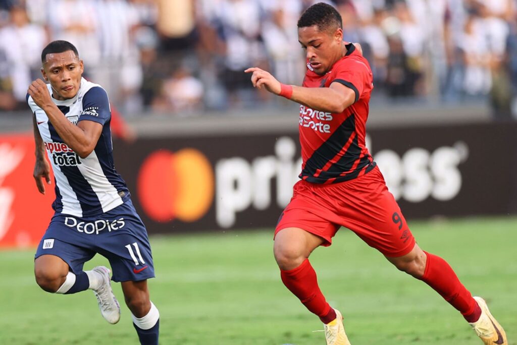 Athletico empata com o Alianza Lima em estreia na Libertadores 2023 - Vitor Roque carrega pelo meio enquanto é seguido por um marcador do Alianza Lima