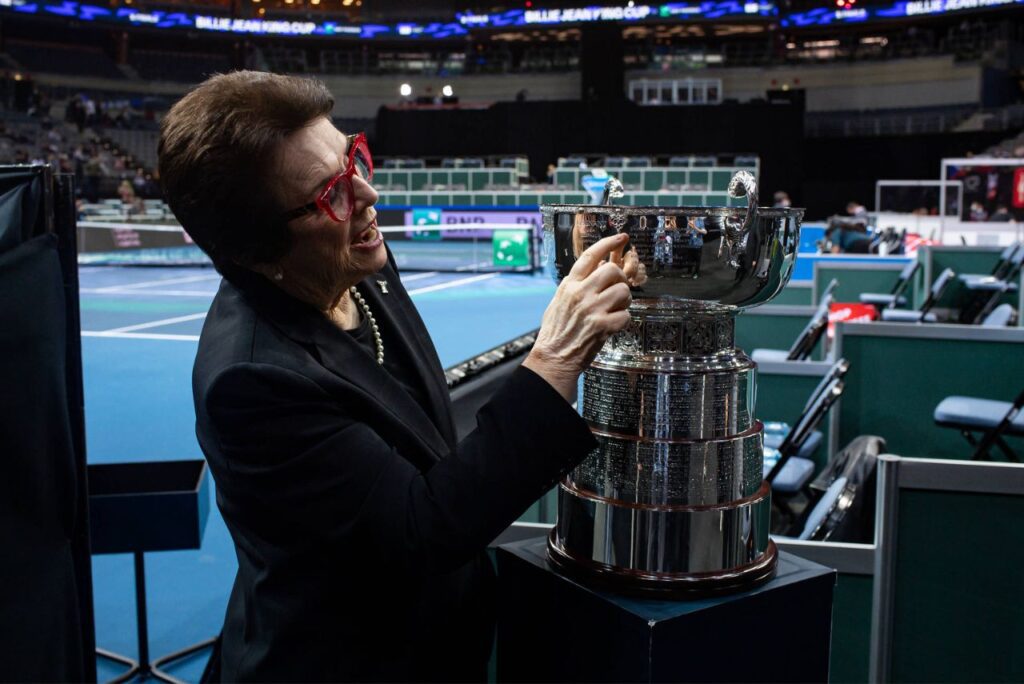 BJK Cup: Billie Jean King posa com taça da BJK Cup em 2021