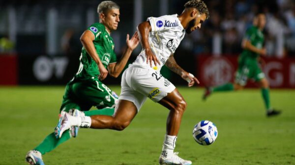 Com Neymar no camarote, Santos empata com o Audax Italiano pela Sul-Americana - Nathan, lateral do Santos, em disputa de bola com jogador do Audax Italiano