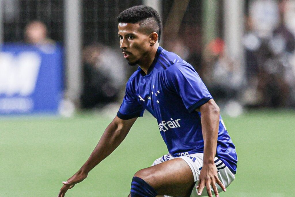 Avaí contrata Marquinhos Cipriano: Lateral Marquinhos Cipriano em jogo do Cruzeiro