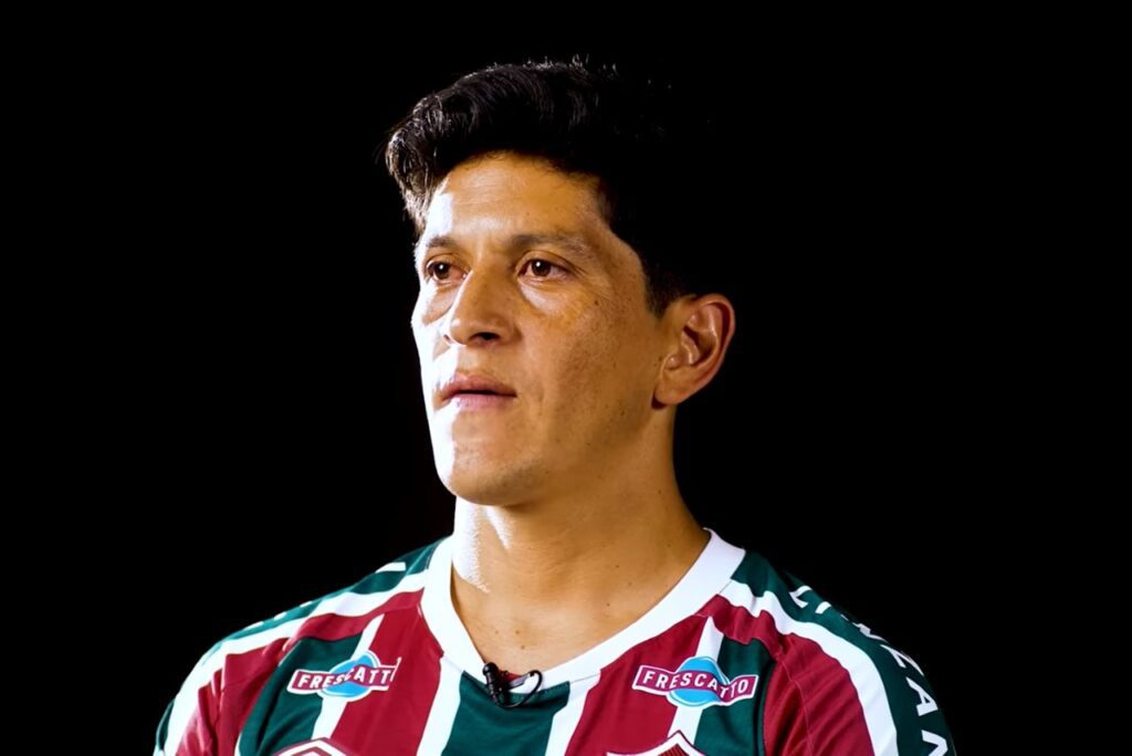 Cano elogia Fluminense: Em 1º plano, com fundo preto, atacante Germán Cano