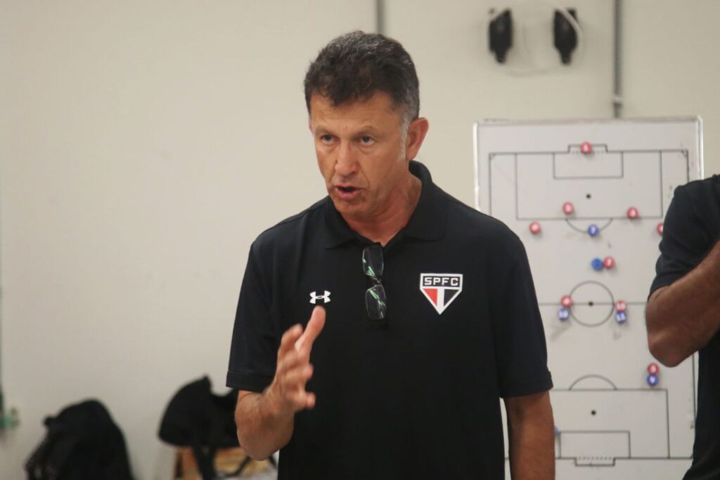 Time egpício contrata Osorio: Técnico Juan Carlos Osorio em concentração do São Paulo, em frente a quadro com campo tático