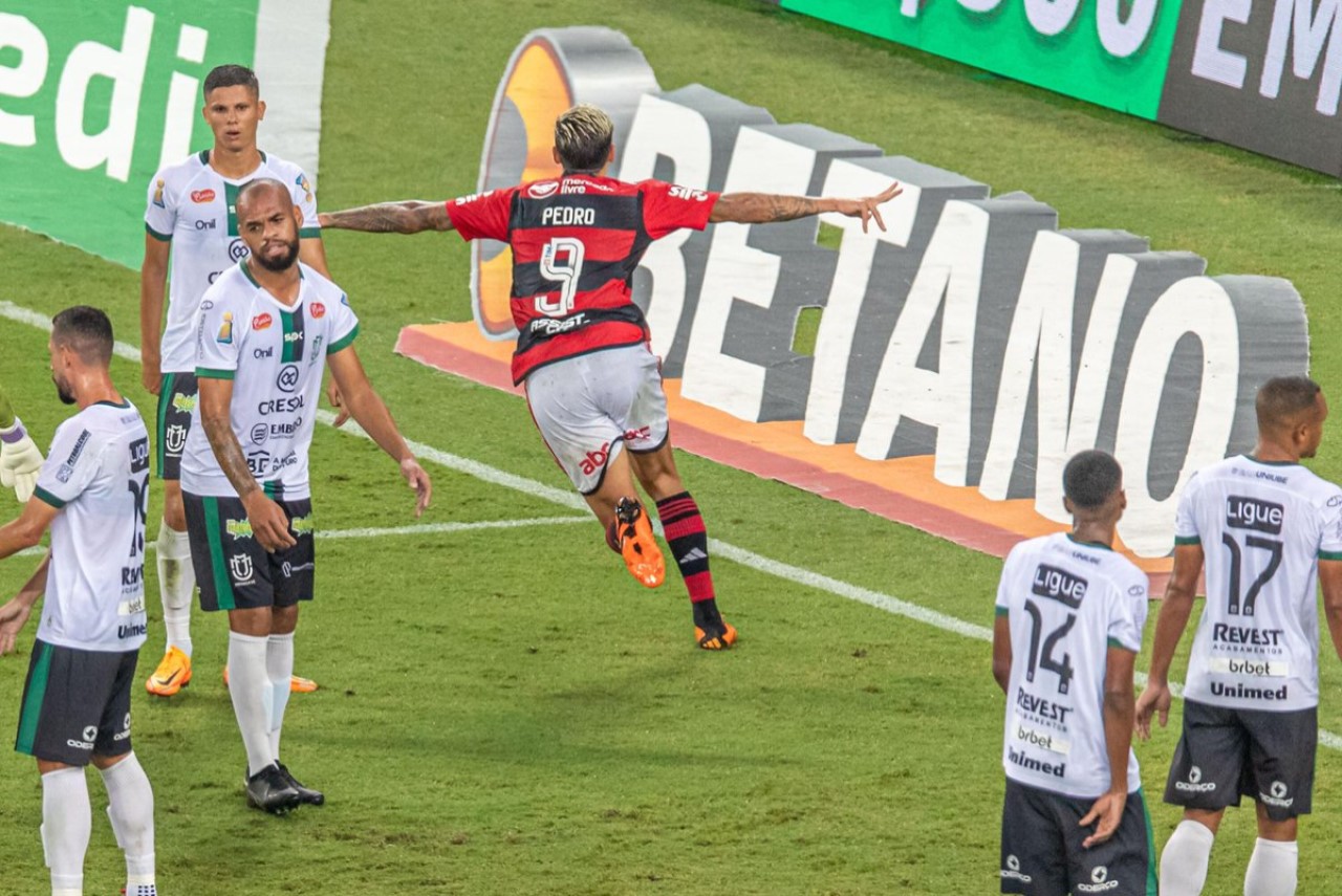 Histórico: Flamengo goleia o Maringá e avança na Copa do Brasil - Em meio a vários jogadores do Maringá, Pedro, do Flamengo, abre os braços em sua corrida para comemorar o gol marcado
