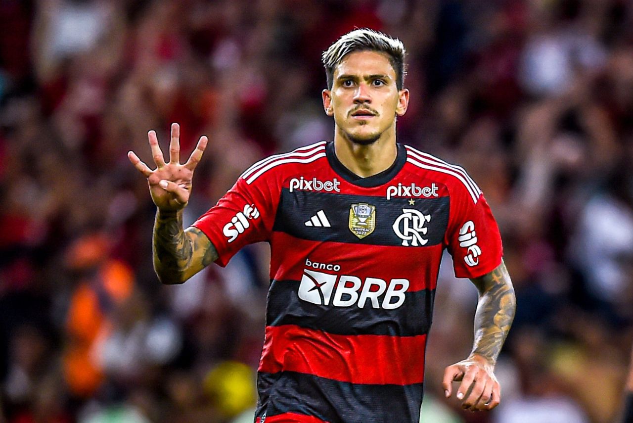 Artilheiro do Brasil: Pedro sinaliza número 4 com os dedos em jogo do Flamengo contra o Maringá