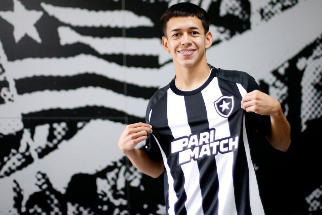 Botafogo contrata Segovia: Meia Matías Segovia posa com camisa do Botafogo