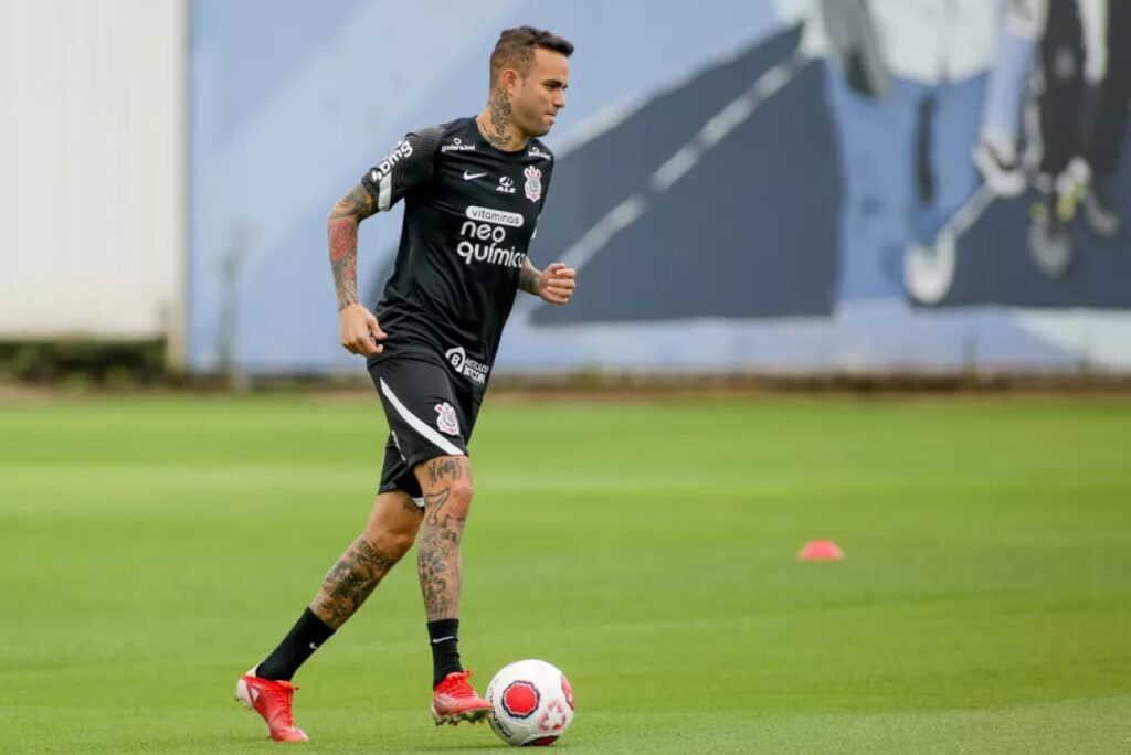 Cássio aconselha Luan no Corinthians: "Dar a volta por cima" - Luan em treino do Corinthians, conduzindo a bola com o pé direito