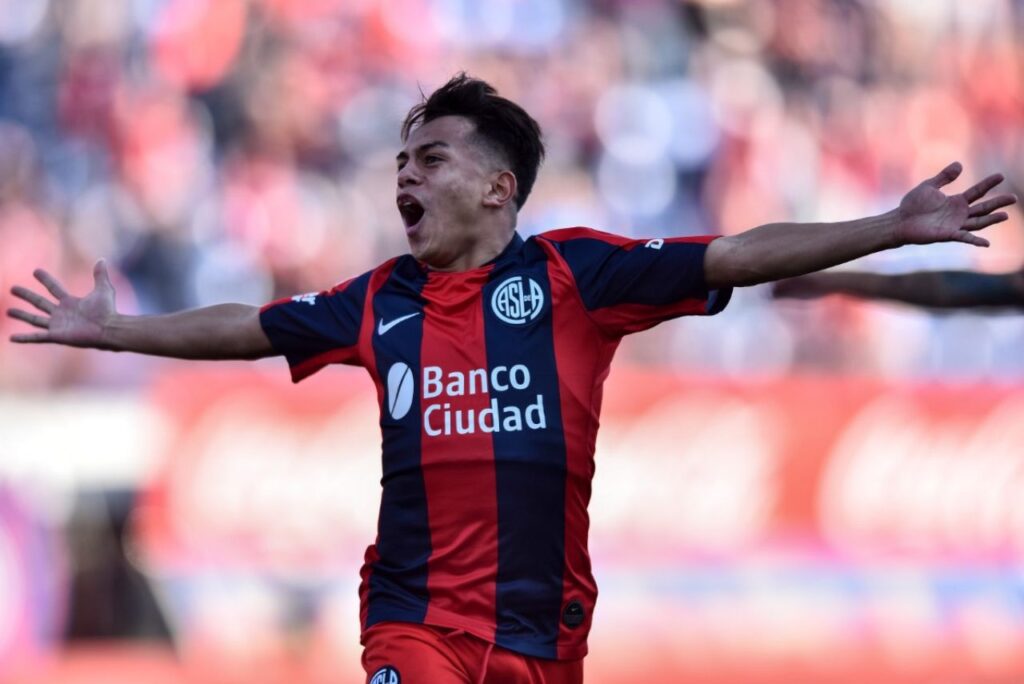 Sampaoli indica Nahuel Barrios: Meia-atacante Nahuel Barrios, do San Lorenzo, comemora gol de braços abertos