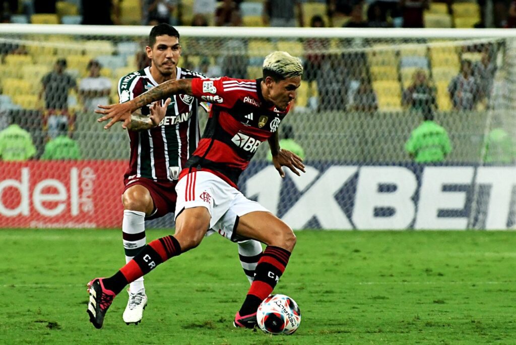 Flamengo vence o Fluminense e tem vantagem no 2º jogo da final do Cariocão - Pedro, do Flamengo, faz a proteção da bola em disputa com Nino, do Fluminense