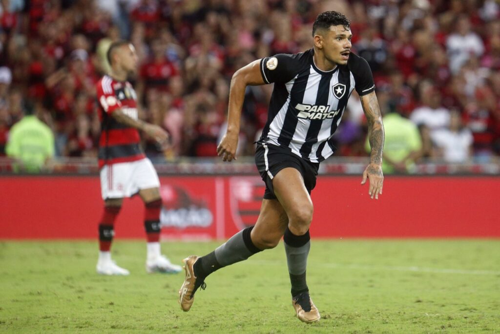 Botafogo vence o Flamengo em jogaço no Maracanã e vira líder do Brasileirão - Tiquinho Soares corre para comemorar gol marcado pelo Flamengo