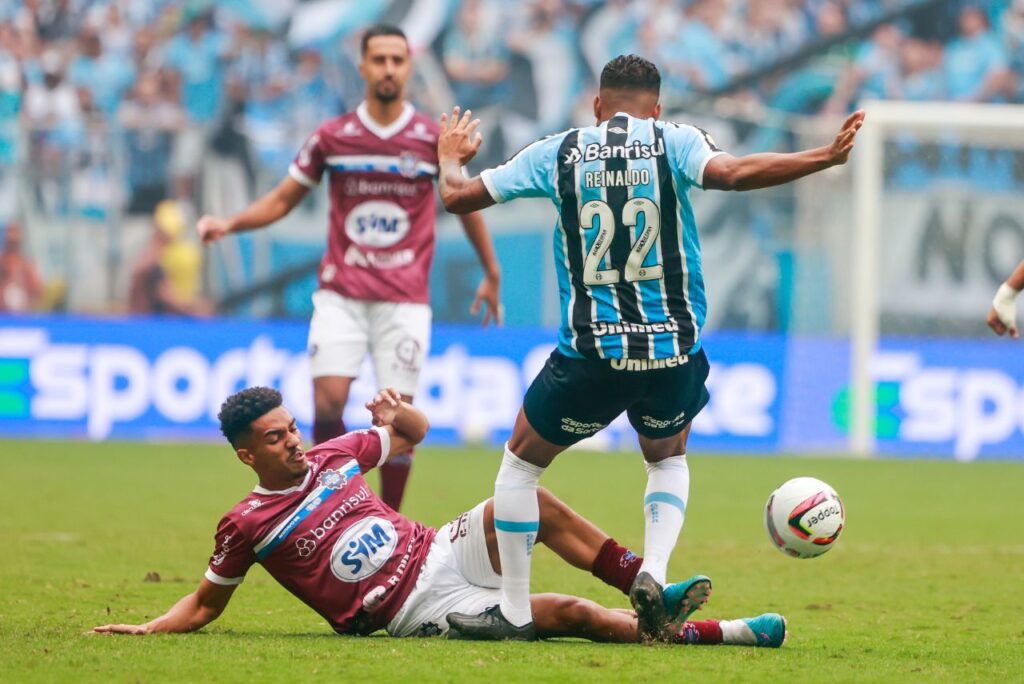 Grêmio é hexacampeão: Lateral Reinaldo em jogo entre Grêmio e Caxias na final do Gauchão 2023