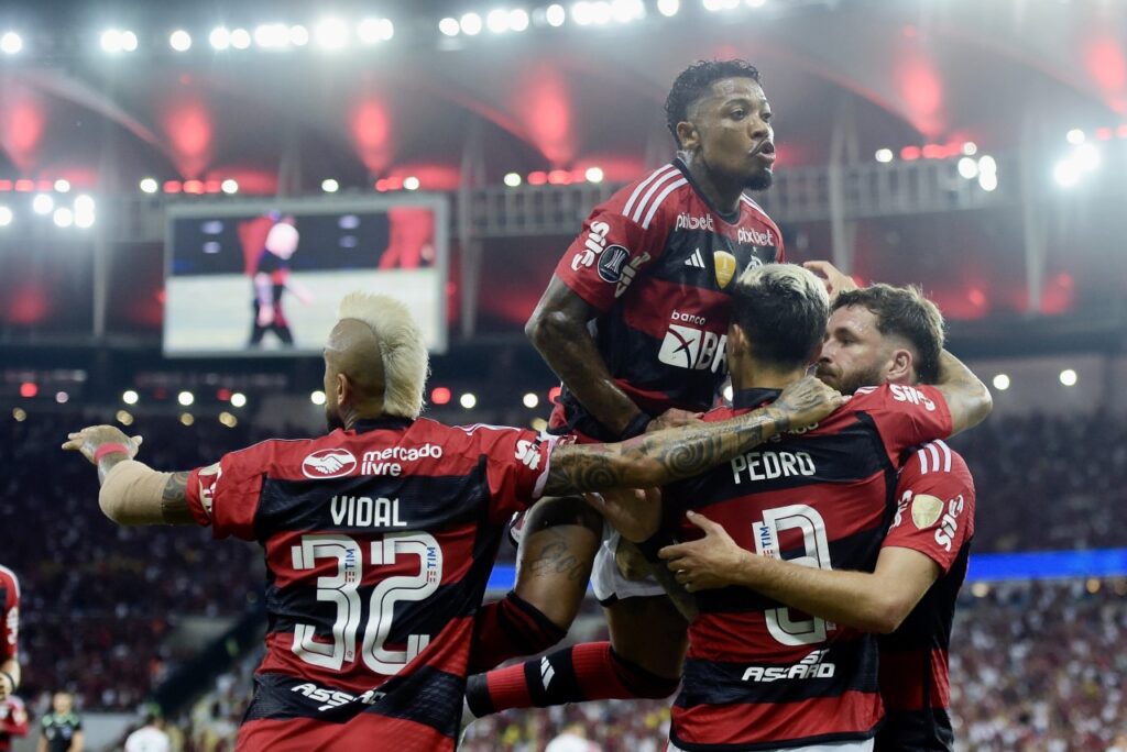 Flamengo vence o Ñublense, pela Libertadores, na estreia de Sampaoli - Time do Flamengo se abraça e comemora gol de Pedro na vitória em cima do Ñublense, pela Libertadores.