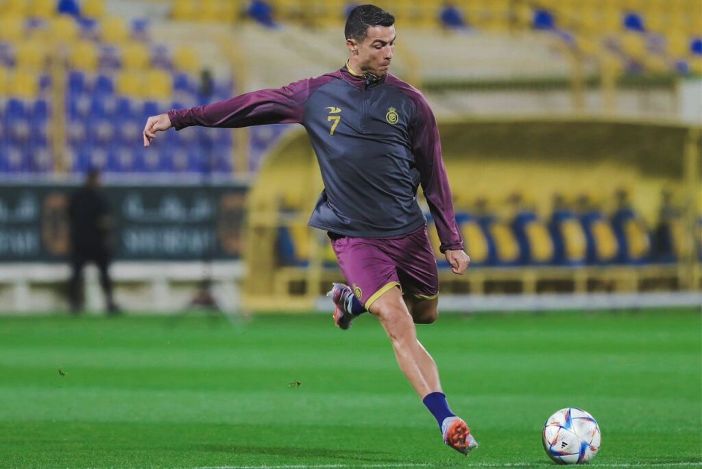 Deportação de Cristiano Ronaldo: Atacante Cristiano Ronaldo finaliza bola em treino do Al-Nassr