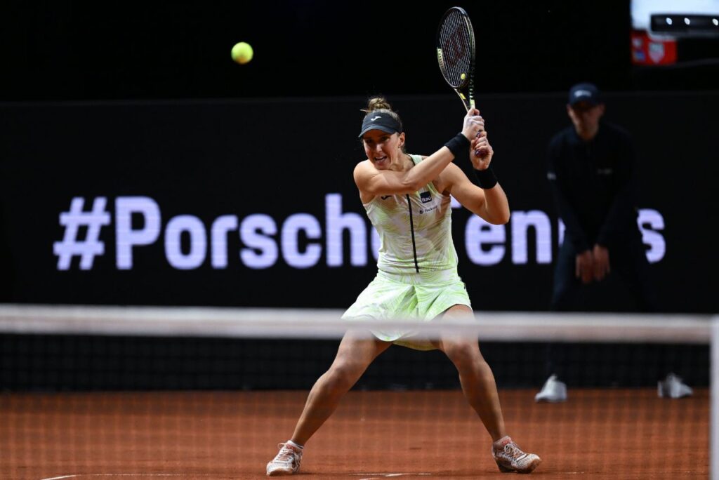 Bia Haddad avança em Stuttgart: Tenista Beatriz Haddad Maia em jogo contra Martina Trevisan no WTA 500 de Stuttgart
