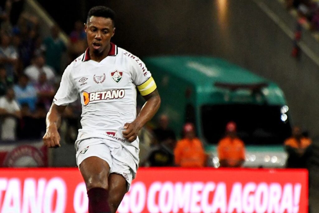 Avaí contrata Wellington: Volante Wellington com faixa de capitão em jogo do Fluminense