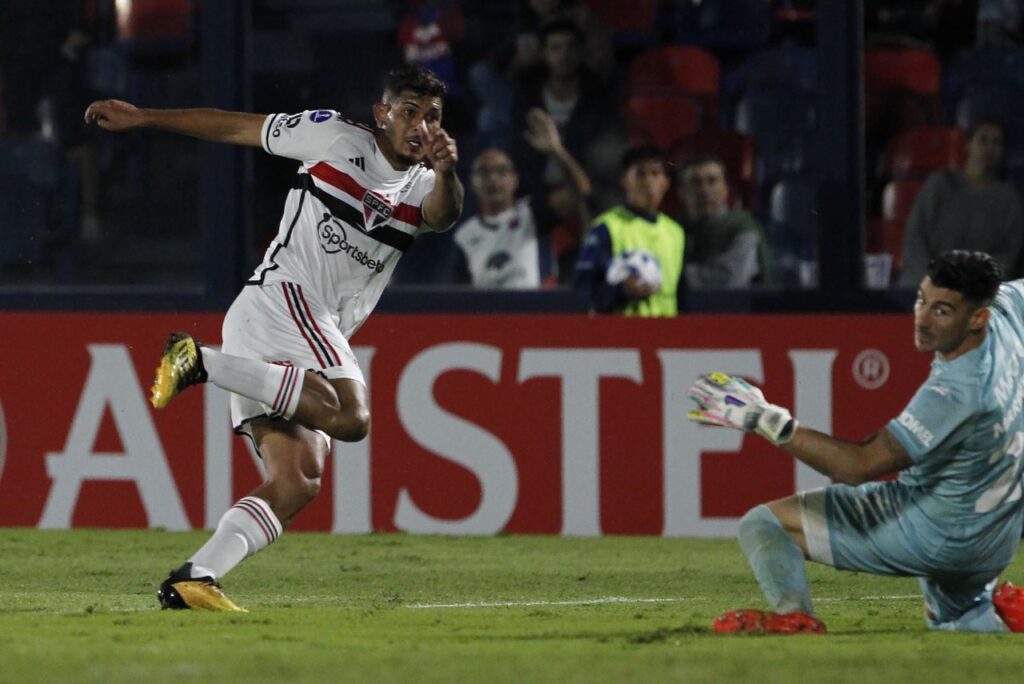 São Paulo vence o Tigre, fora de casa, na estreia da Sul-Americana 2023 - Erison, do São Paulo, chuta cruzado e faz o gol, enquanto o goleiro do Tigre apenas observa a bola passar, sem ter feito a defesa