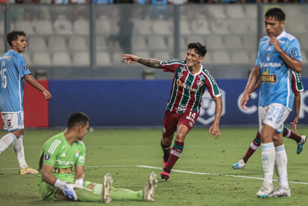 De virada e na estreia de Marcelo, Fluminense bate o Sporting Cristal pela Libertadores 2023 - Cano comemora gol marcado pelo Fluminense, enquanto jogadores do Sporting Cristal lamentam.
