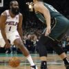 Maiores rivalidades da NBA: Jogadores do Boston Celtics x Philadelphia 76ers se enfrentando.