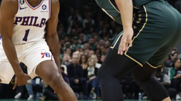 Maiores rivalidades da NBA: Jogadores do Boston Celtics x Philadelphia 76ers se enfrentando.