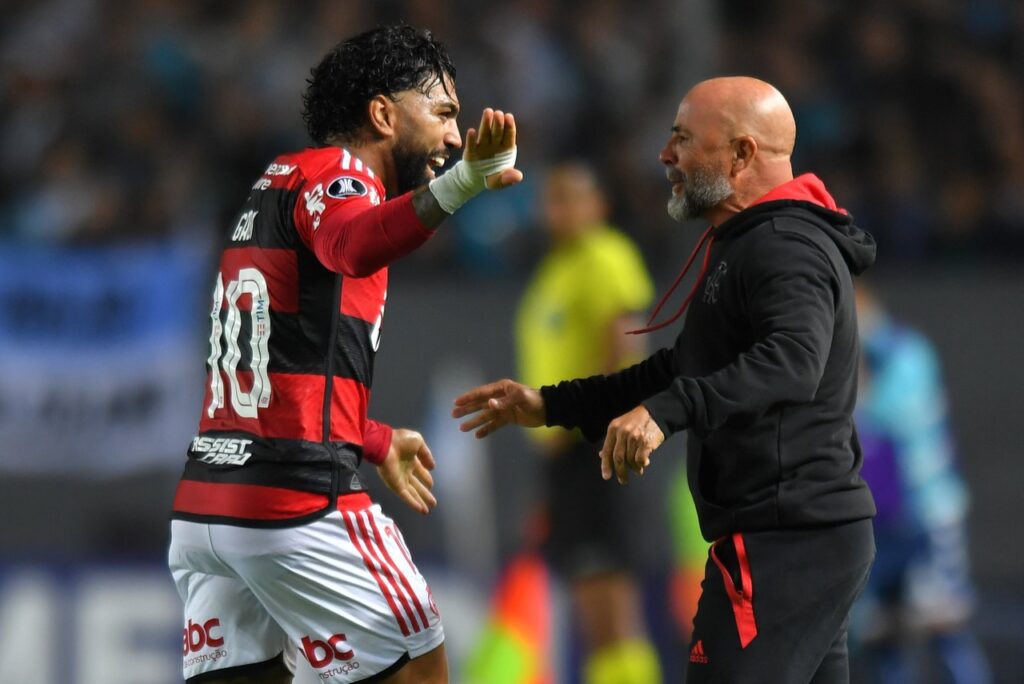Libertadores: Gabigol quebra recorde, mas Flamengo empata com o Racing fora de casa - Gabigol, do Flamengo, sorri e conversa com o técnico Jorge Sampaoli após marcar o seu 30º gol na história da Libertadores.