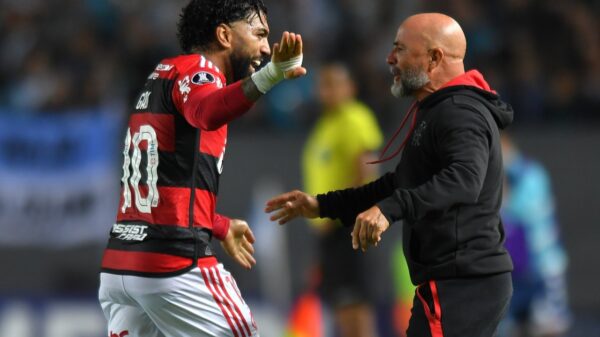 Libertadores: Gabigol quebra recorde, mas Flamengo empata com o Racing fora de casa - Gabigol, do Flamengo, sorri e conversa com o técnico Jorge Sampaoli após marcar o seu 30º gol na história da Libertadores.