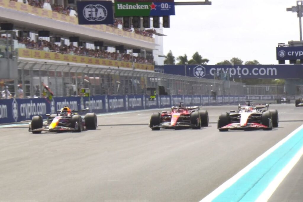 Verstappen vence o GP de Miami: Disputa tripla na reta do GP de Miami da Fórmula 1 com carros de Max Verstappen, Charles Leclerc e Kevin Magnussen lado a lado