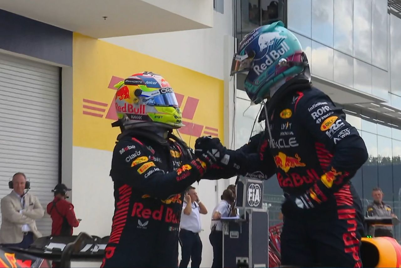 Verstappen vence o GP de Miami: Ainda com capacetes, Max Verstappen e Sergio Pérez se cumprimentam após GP de Miami