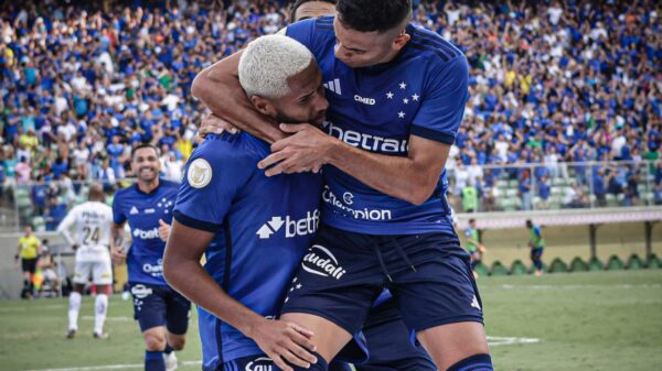Cruzeiro e Santos: Abraçados, jogadores do Cruzeiro comemoram gol de Wesley contra o Santos