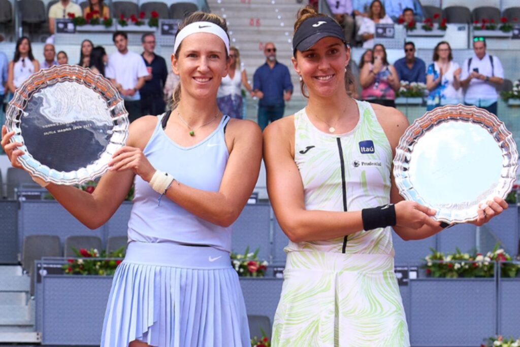 Bia Haddad vence WTA 1000 de Madrid ao lado de Azarenka: Tenistas Victoria Azarenka e Bia Haddad Maia com troféus do WTA 1000 de Madrid 2023