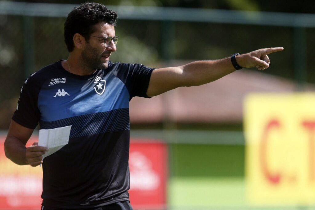 Alberto Valentim no Atlético: Alberto Valentim sinaliza em treino do Botafogo em 2020