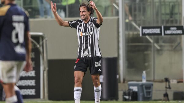 Igor Gomes, do Atlético-MG, comemora o gol marcado com os braços abertos e erguidos