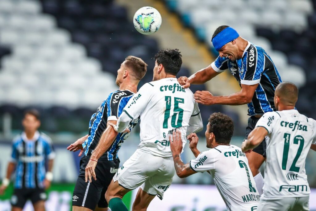 Palmeiras x Grêmio: Gustavo Gómez e Diego Souza disputam bola no alto em jogo entre Palmeiras e Grêmio em 2021