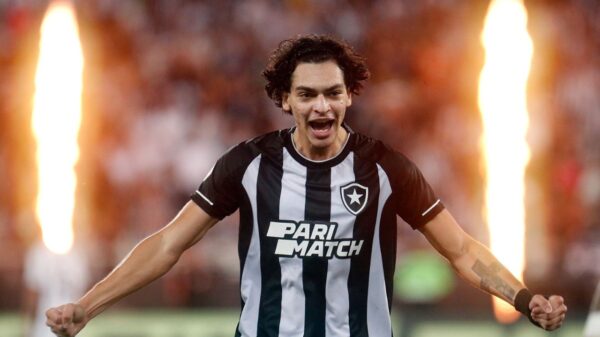 Botafogo vence o Atlético-MG: Com chamas ao fundo, Matheus Nascimento comemora gol do Botafogo contra o Atlético-MG no Nilton Santos