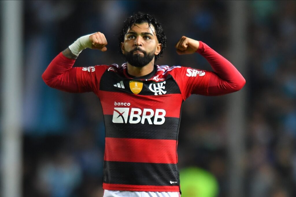 Artilheiro brasileiro na Libertadores: Gabigol, do Flamengo, comemora gol marcado pelo Flamengo com sua comemoração registrada, levantanto os braços e os fechando, mostrando os bíceps