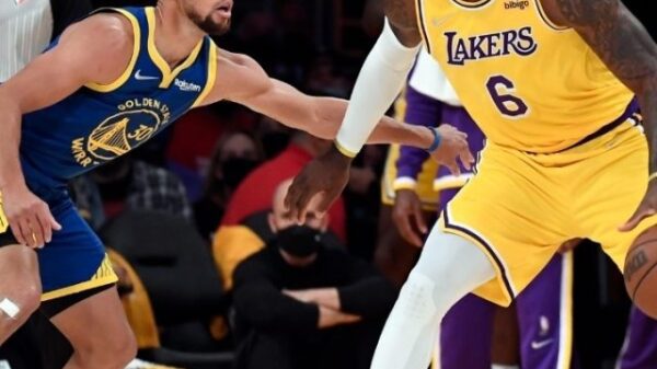 Playoffs da NBA: Lebron James e Stephen Curry, jogadores de basquete