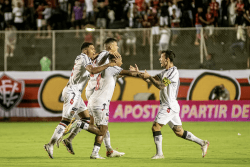 Tombense x Vitória: Jogadores do Vitória comemoram gol contra o Ituano na Série B 2023