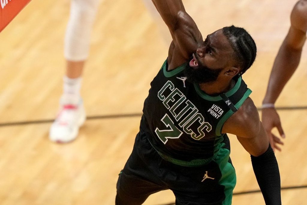 Jaylen Brown em lance de jogo entre Boston Celtics e Charlotte Hornets na NBA 2021