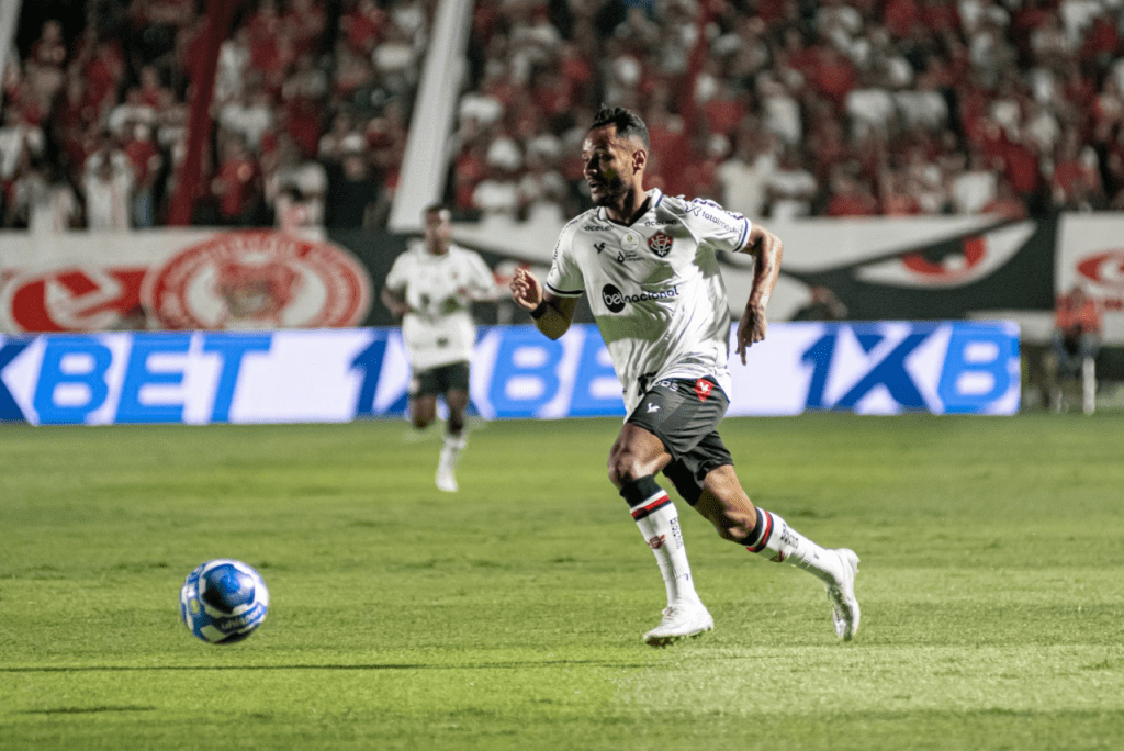 Matheus Gonçalves em lance do jogo Vila Nova x Vitória na Série B 2023