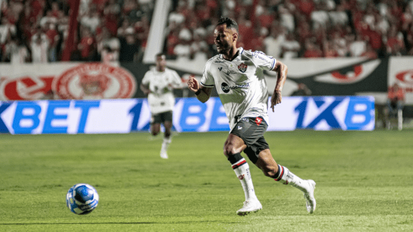 Matheus Gonçalves em lance do jogo Vila Nova x Vitória na Série B 2023