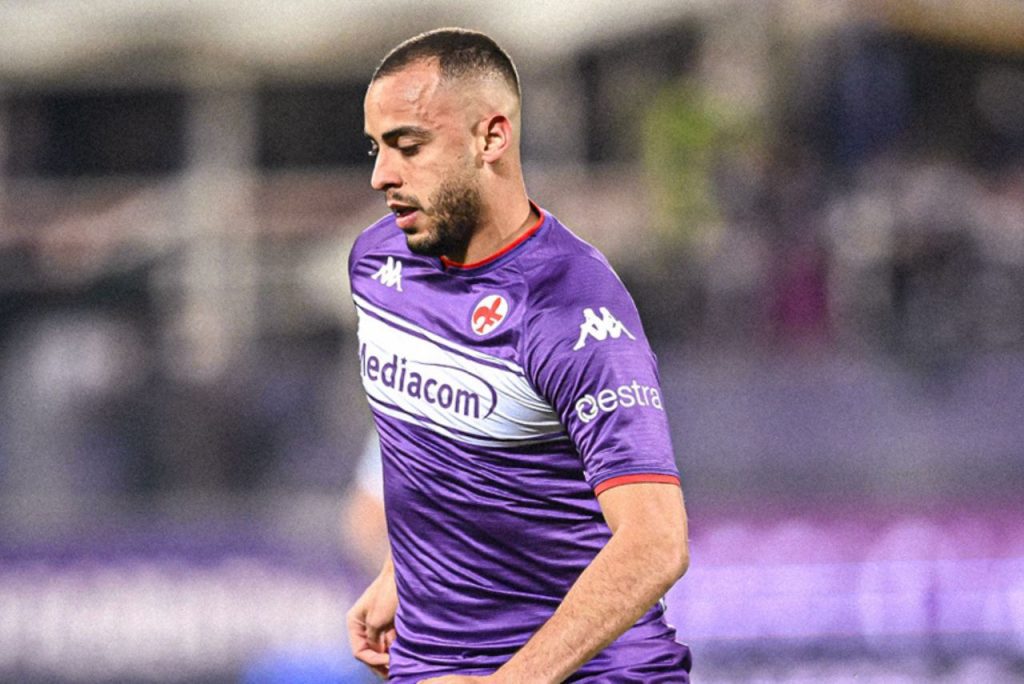 Atacante Arthur Cabral em lance do jogo da Fiorentina