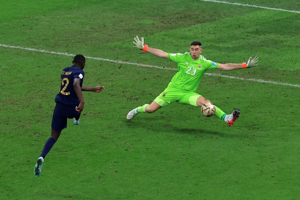 Goleiro Dibu Martínez faz defesa em jogo contra a França na final da Copa do Mundo 2022