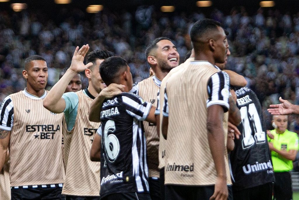 Jogadores do Ceará comemoram gol em jogo contra o Botafogo-SP na Série B 2023