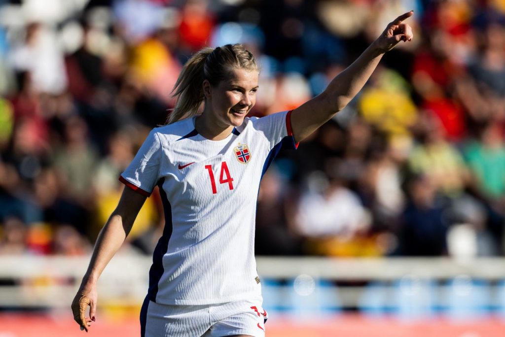 Atacante Ada Hegerberg em jogo da Seleção da Noruega