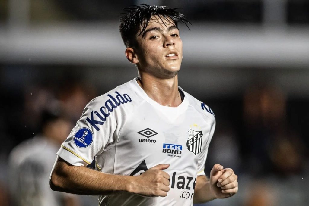 Atacante Daniel Ruiz em lance de jogo do Santos em 2023