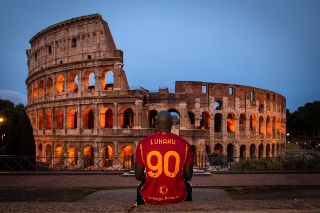 Atacante Romelu Lukaku posa em frente ao Coliseu, com a camisa da Roma