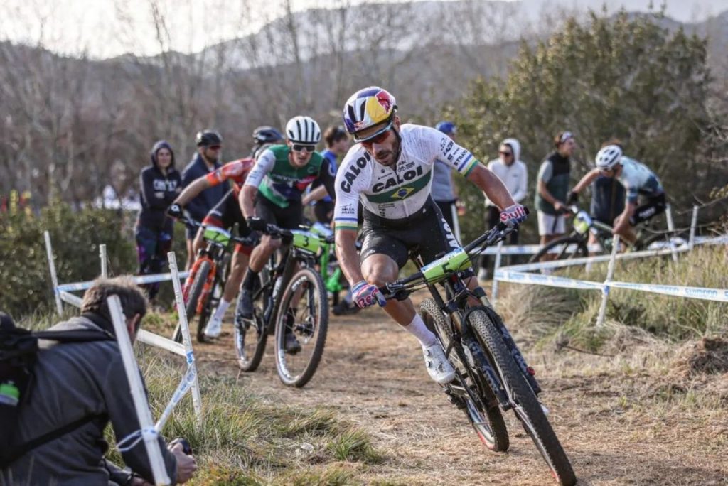 Ciclista Henrique Avancini em prova de mountain bike na Espanha