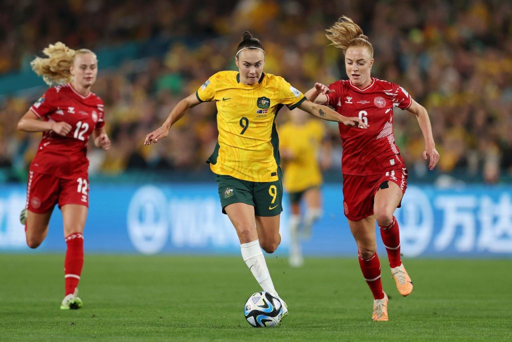 Caitlin Foord marca gol para a Austrália contra a Dinamarca na Copa do Mundo Feminina