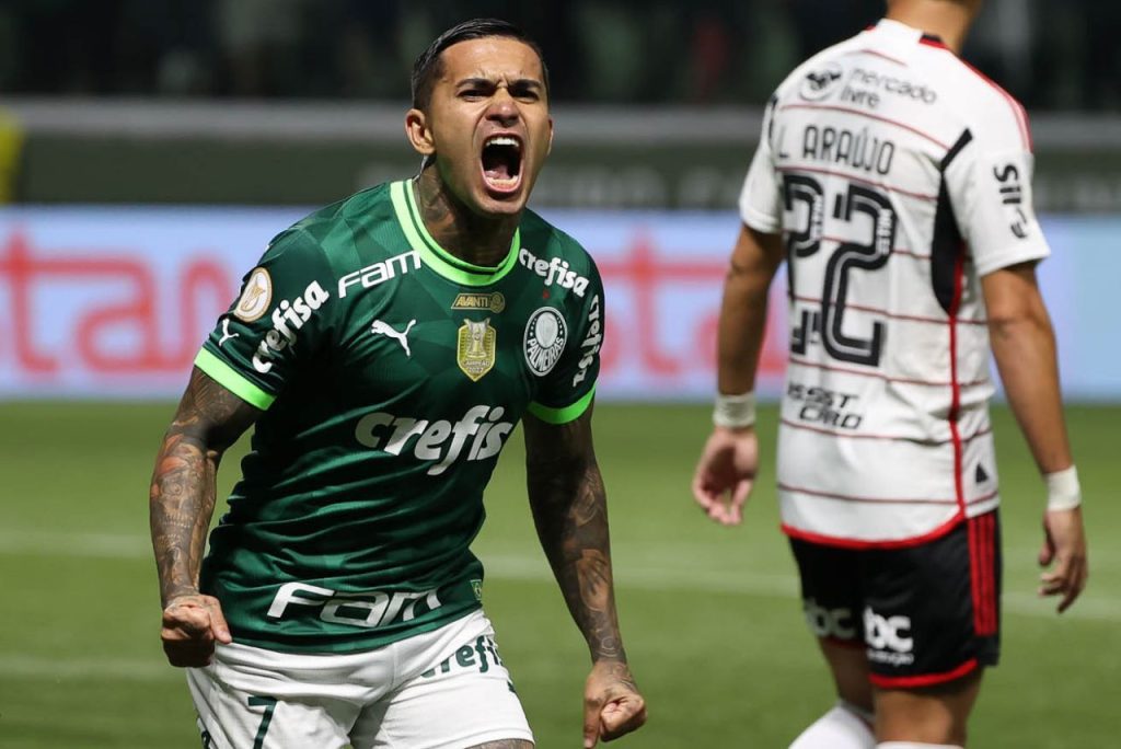 Dudu, atacante do Palmeiras em jogo contra o Flamengo